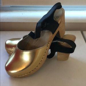 Pristine gold and black Sven clogs